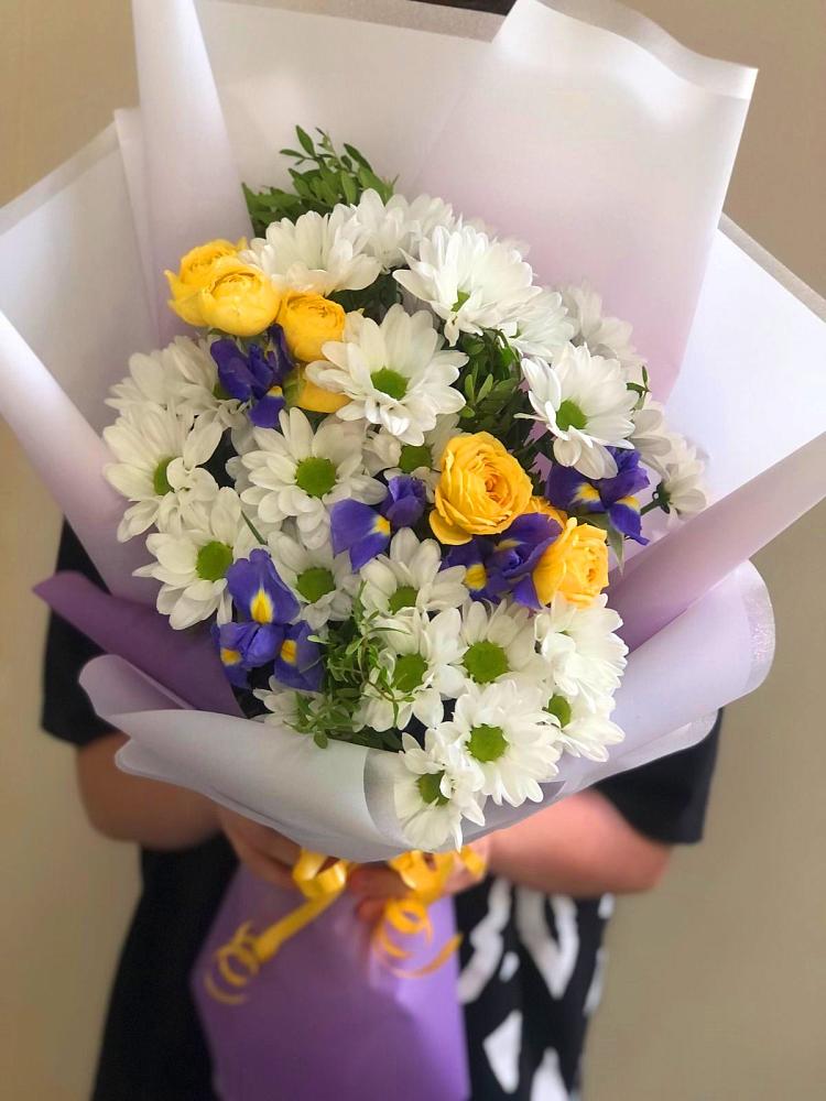 Букет цветов из: Ирисы, Хризантемы и Розы в Старом Крыму