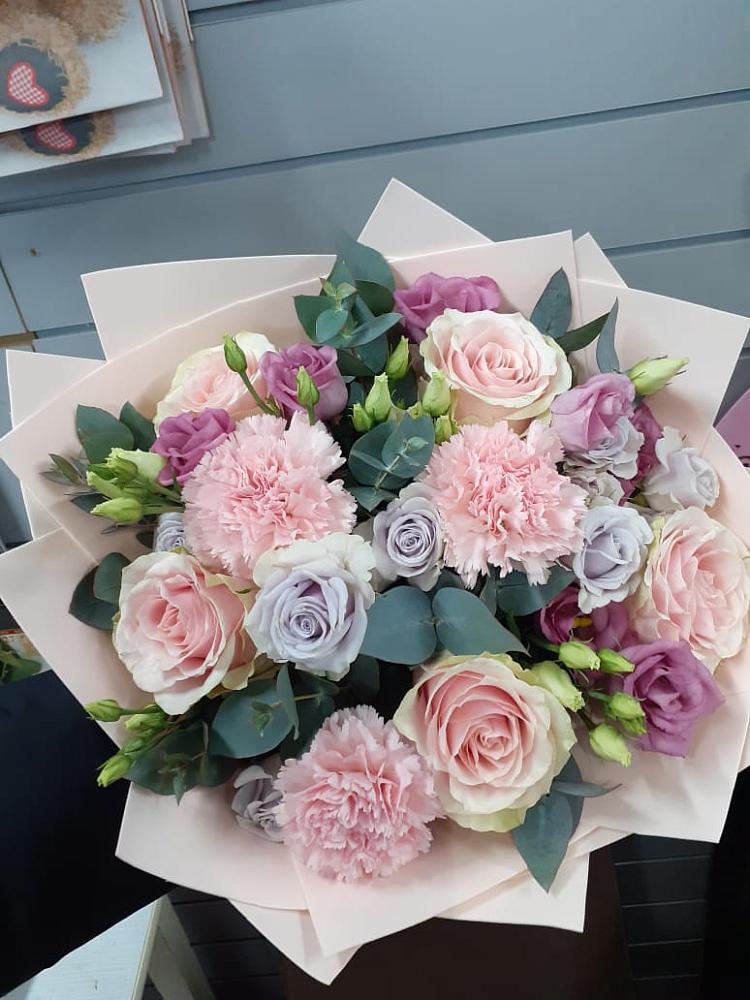 Букет цветов из: Розы, Гвоздики и Лизиантусы в Старом Крыму